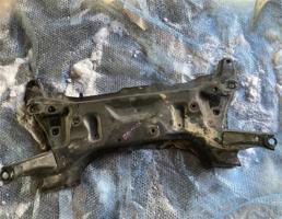 балка передняя для TOYOTA VITZ NSP130  запчасти бу