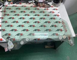 Стекло двери передней правой для SUBARU FORESTER SG5/SG9  запчасти бу